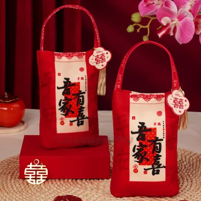 [Readystock现货] 高级感大红色喜糖绒布袋/喜糖袋/结婚束口袋/伴手礼/回礼 [吾家有喜] **含小挂牌&流苏 | Wedding Velvet Drawstring Candy Bag/Organza Bag/Pouch Bag