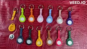 แท็กกระเป๋าเดินทาง AirTag ทําด้วยมือจากหนัง Full Grain - กล่องอุปกรณ์เสริม Tracker หัวเข็มขัดสําหรับสิ่งที่แนบมาที่ปลอดภัยพร้อมกุญแจพวงกุญแจ ดีไซน์ลับ หนังมังสวิรัติระดับพรีเมียม