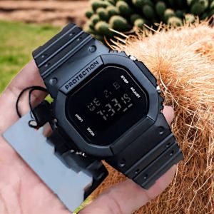 Jam Tangan Digital Sport Pria Tahan Air dengan Strap Karet Hitam dan Tampilan Kaca 100M - Model Segi Desain Taktis