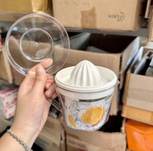 💝 HÀNG TỐT 💝 Dụng cụ vắt cam trong suốt chất liệu nhựa SAN có lưới lọc nắp đậy kèm ca đong định mức