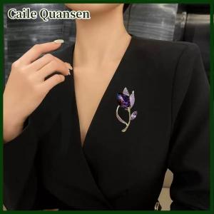 Caile เข็มกลัดดอกไม้ทิวลิปคริสตัลสีม่วงหรูหราวินเทจสำหรับผู้หญิงเสื้อผ้าที่สง่างามอุปกรณ์เสริมปกเสื้อหมุดเครื่องประดับงานปาร์ตี้ของขวัญ