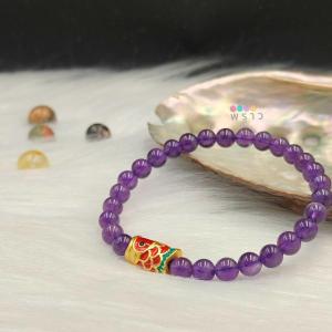“พราว” สร้อยข้อมือ หินอเมทิสต์ (Amethyst) 💜💜 ขนาดหิน 6 มิล + ชาร์มปลาคาร์ป (โลหะชุบ) ขนาดยาว 1.5 ซม. เสริมความมั่งคั่งและความโชคดี 🍀