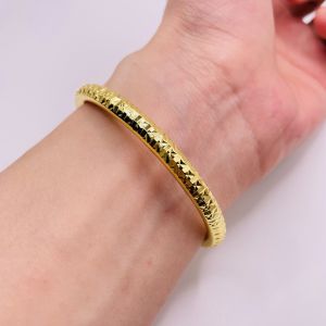 Vòng tay titan có khóa gài hình lưỡi gà chạm khắc kí hiệu họa tiết bền màu Lắc tay chất liệu bằng titan không phai màu