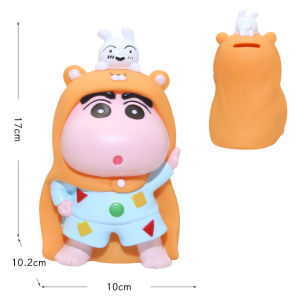 AILEBE ดินสอสีการ์ตูน ขนาดควีนไซส์ Shinchan PVC Fall-resistant Piggy Bank เหรียญความจุขนาดใหญ่ ผลิตภัณฑ์สำหรับนักเรียนขายส่ง กระปุกออมสิน
