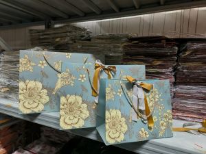 ถุงกระดาษ ถุงของขวัญ ถุงพิมพ์ลายดอกไม้ ขาวสีฟ้า พร้อมริบบิ้นผูก ไซร์ใหญ่