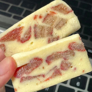 草莓芒果奶糕Strawberry-mango milk cake Mango flavoured strawberry-flavored milk cake Mango dry hand-made pastry glutinous rice cake with bovine jelly