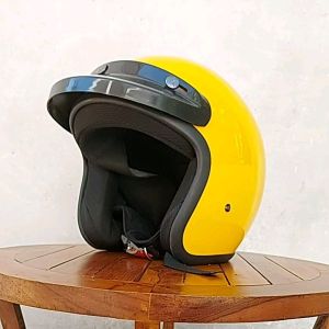 Helm Retro Kuning Gloss Plus Pet: Aksesoris Helm Motor Stylish dan Nyaman