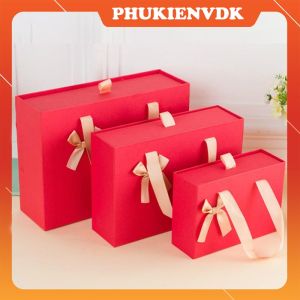 Hộp quà tặng màu đỏ gắn nơ vàng kèm túi dạng kéo cao cấp