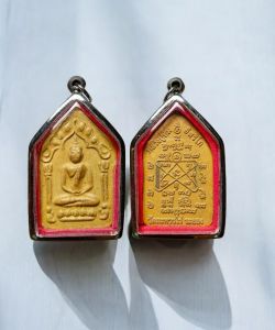 ขุนแผน หลวงปู่ทิม เสน่ห์แรง เนื้อผงพรายกุมา หลังฝังตะกรุดเรียกว่า “ตะกรุดสาริกาคู่” พร้อมกรอบแสตนเลส