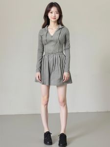 ชุดเซ็ตเสื้อบางซิป ดีไซน์เรียบหรูจับคู่กับกางเกงขาสั้นทรงน่ารัก  สไตล์มินิแฟชั่นสุดฮิต