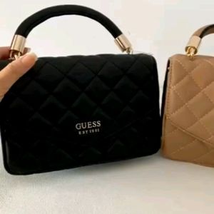 Dompet Guess Leana Quilted Envelope: Desain & Fungsi