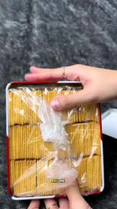 Nissin Crispy Crackers Made in indonesia Kemasan kaleng 750g.
