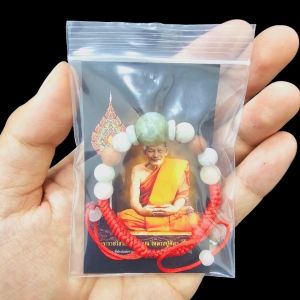Vòng Tay Đá Ngọc Bích Phong Thủy Kèm Theo Hình Ảnh của Luang Pu Trong Túi Niêm Phong Từ Chùa. Luang Pu Sila Sirichanto