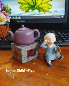 Bộ chú tiểu áo xanh ngồi nấu trà