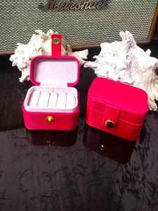 PU Leather Jewelry Box Organizer – Compact Travel Storage Case for Earrings Rings & Delicate Accessories (Stylish & Durable)
