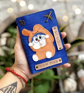 (Chat chốt tên-chọn màu) vỏ hộ chiếu DOREMON- bao hộ chiếu DORAEMON - bọc hộ chiếu MÈO MÁY- passport cover Mon
