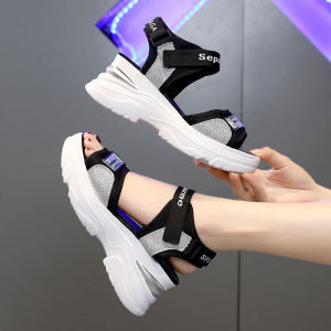 รองเท้าแตะกีฬาของผู้หญิงรองเท้ามีสายรัดส้นน้ำหนักเบามากสำหรับฤดูร้อน