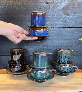 Bộ phin pha cà phê gốm sứ Bát Tràng nhiều màu sắc vẽ tay là lựa chọn hoàn hảo dành cho những tín đồ cà phê yêu thích sự tinh tế và nét đẹp truyền thống. Được chế tác hoàn toàn thủ công từ làng gốm Bát Tràng nổi tiếng sản phẩm không chỉ đáp ứng nhu cầu p