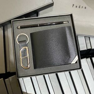 set Ví nam Pedro. và móc khoá