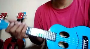 Ukulele motif senar 4
