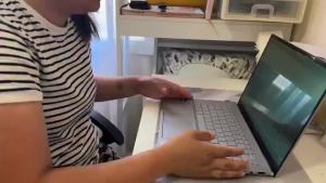 Giá đỡ laptop di động N3 làm từ hợp kim nhôm có thể gấp gọn dùng cho laptop từ 10 đến 17 inch đồng thời có thể dùng làm giá đỡ cho máy tính bảng.