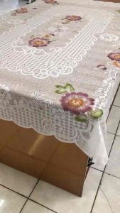 Taplak Meja Makan 6 Kursi berwarna Print Ukuran 150 x 230 cm Bahan kain Polyester Corak Bunga Mahkota Warna Cream Print