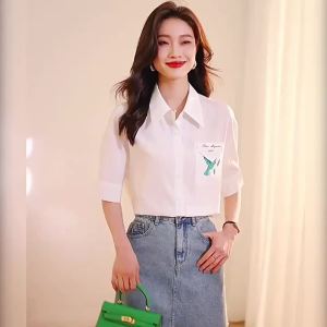 AMMIN เสื้อเบลาส์แขนสั้นสำหรับผู้หญิงเสื้อเบลาส์แขนสั้นสีขาวกระเป๋าเดี่ยวพิมพ์ลายตำแหน่งเสื้อชีฟองฤดูร้อนที่เรียบง่าย2024