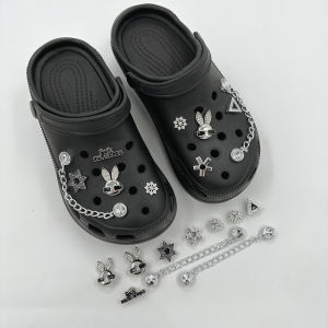 Crocs Jibbitz โซ่รองเท้าเพชรคริสตัลสีเงินที่ถอดออกได้แต่งด้วยหัวเข็มขัดรองเท้ากระต่ายสำหรับ Crocs