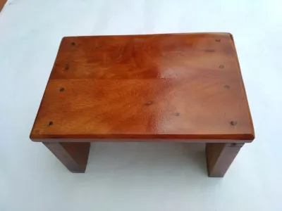 Ghế ngồi bằng gỗ tiện dụng.