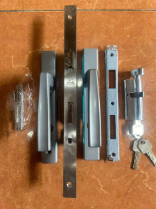 khóa tay gạt tay cong nhôm hệ xingfa và 55 vát cạnh