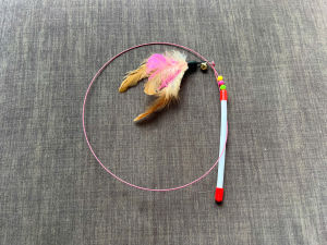 CẦN CÂU DÂY THÉP GẮN LÔNG VŨ CÓ CHUÔNG CHO MÈO