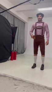 New European and American style German Munich beer-themed mens outfit: includes a top hat and overalls – a three-piece beer costume
