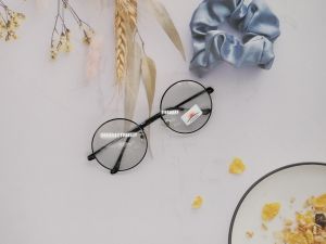 แว่นตากรองแสงเลนส์ออโต้ ทรงกลม แถมกล่องพร้อมสายคล้อง รุ่น-8916B