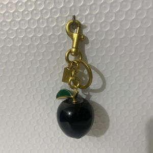 Coach official store new bag accessories Big apple key chain pendant Size: Approximately 12cm x 4cm