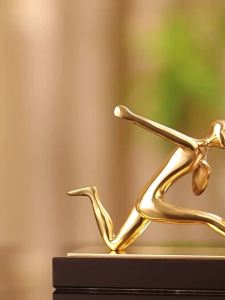 FFBH Metal Handicrafts Realistic Figure Sculpture Football Player Football-playing Ornaments Golden Man Figurines Home Decoration Z5Q1T