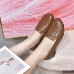 Free Shipping New Spring And Autumn Collection: Retro Round-Toe Embroidered Mom Shoes Low-Heeled All-Season Flats Small Leather Shoes For Women