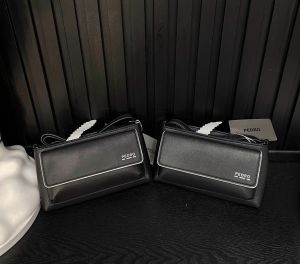 Túi Da Nam PR Đeo Chéo Size 20cm (Auth Tuồn)