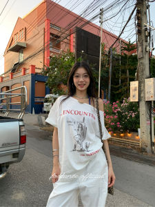 ❣Fortunee ❣ เสื้อยืดแขนสั้นแนวคิดดั้งเดิม สำหรับวันหยุด ดีไซน์ไหล่เฉียง พิมพ์ลายสาวคาวบอยเดนิม ทรงหลวม สำหรับฤดูร้อน