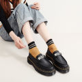 รองเท้าโลฟเฟอร์ผู้ชายแถบสีเหลืองคู่ Dr. Martens แผ่นเหล็กป้ายชื่อรองเท้าคู่รุ่นรองเท้าชายหญิง. 