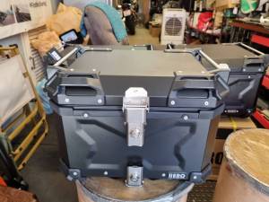 ปี๊บอลูมีเนียม HERO ขนาด 45 55 และ 65 ลิตร ผลิตจาก Aluminium 5052 ระบบ Double Lock พร้อมInner และถาดยึดแร็คท้ายอลูมีเนียม พร้อมส่งจากไทย รับประกันสินค้า มีหน้าร้าน