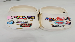 Charm jibbitz sticker 2D gắn dép cross mẫu C55