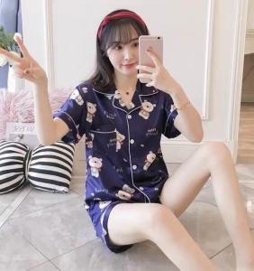 802 E ชุดนอนผ้าซาตินผู้หญิง ชุดนอนคอปก แต่งกระดุม ชุดนอนแขนสั้นขาสั้นลวดลายน่ารัก เนื้อผ้าบาง ลื่น ไม่เสียดสีผิว สินค้าพร้อมส่งทุกสีและไซส์