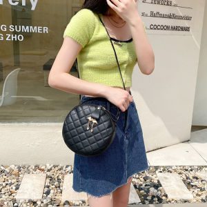 LHFriday สุดคุ้ม กระเป่าเเฟชั่นชั้นผู้หญิง ทรงวงกลมดูดีมีสไตล์ สีสันสดใสมากเเกร์ มี4 สีให้เลือกคุ้มๆจุของจุกจิกได้กําลังดี ราคาไม่เเรง เเถมดูเรียบหรูดูเเพง ห้ามพลาดเลย