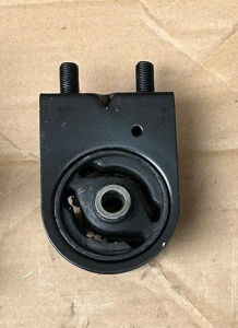 CHÂN MÁY FORD LASER 2003. MÁY 1.8