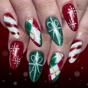 24Pcs Green Checkered Sparkling Press On Nail Holiday Snowflakes Santa Pattern NonToxic Lightweight Fake Nail