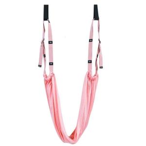 อุปกรณ์ฝึกใช้มือจับสำหรับโยคะยืดเชือกโยคะอากาศยืดขาแยกออกจากกันและโค้งลงเพื่อยืด