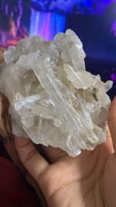 Một ổ đá tinh thể thạch anh tự nhiên kỳ lạ thuận lợi công việc gặp may mắn mã 245