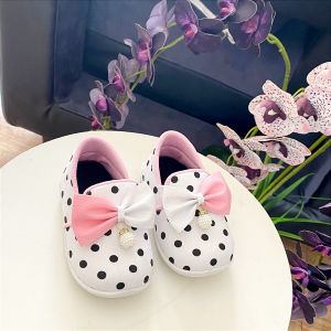 Sepatu bayi perempuan slip on polkadot