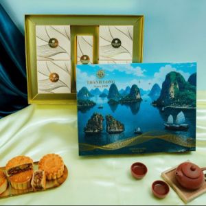 Hộp Bánh Trung Thu Cao Cấp Hoàng Kim Thành Long - 4 Bánh Lớn x 2 Trứng Muối - Tặng 1 Hộp Trà Cao Cấp