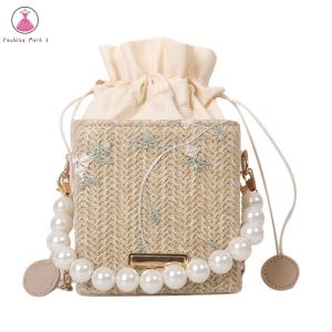 【Fashion Park】🎀 Túi Đưa Thư Mini Dây Rút Dệt Hoa Cho Nữ Mới 2023 Túi Xách Ngọc Trai Xô Túi Dệt Rơm Túi Đi Biển Ngày Lễ Túi Hộp Đeo Vai